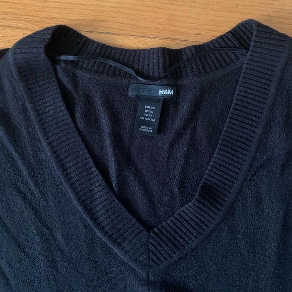 BOGO 🌿 H&M Black V Neck Sweater - Picture 3 of 3